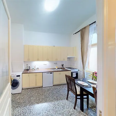 14b Charm Apt Wenceslas Square With Shared Kitchen And Bathroom منزل للإقامة *