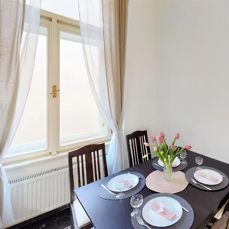 14b Charm Apt Wenceslas Square With Shared Kitchen And Bathroom منزل للإقامة *