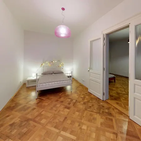14b Charm Apt Wenceslas Square With Shared Kitchen And Bathroom *