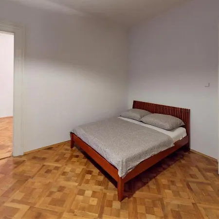 14b Charm Apt Wenceslas Square With Shared Kitchen And Bathroom
